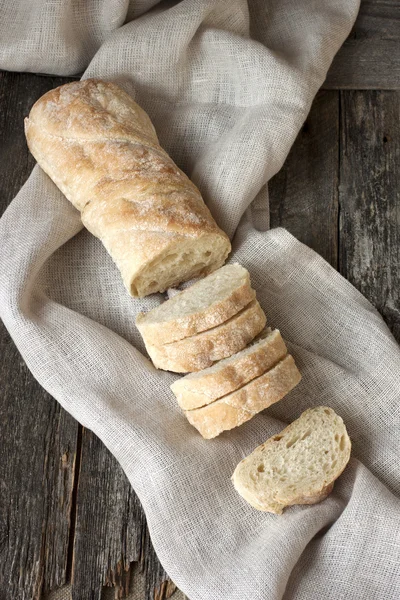 Výborné řezy ciabatta chléb na prkénku — Stock fotografie