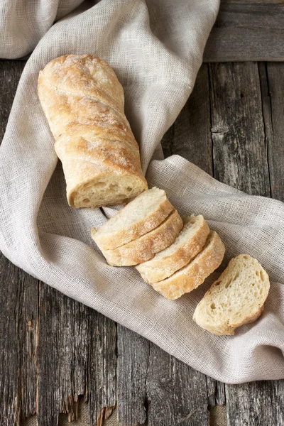Delicioso pão ciabatta fatiado na tábua de corte — Fotografia de Stock