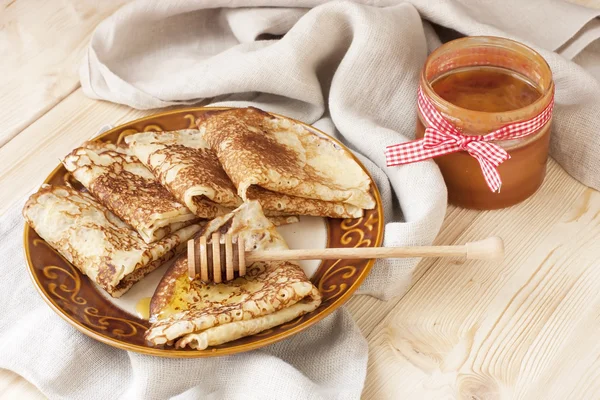 Gyllene crepes med honung — Stockfoto