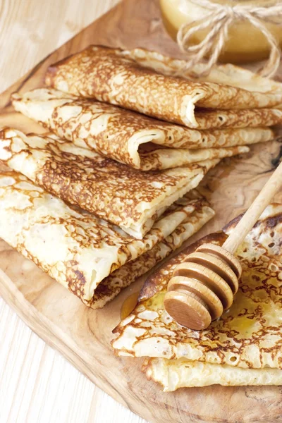 Goldene Crêpes mit Honig — Stockfoto