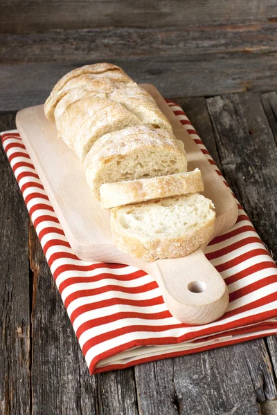 Ciabatta en rodajas sobre fondo de madera — Foto de Stock