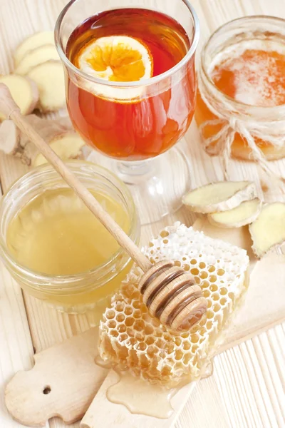 Jarra de mel com favo de mel na mesa de madeira — Fotografia de Stock
