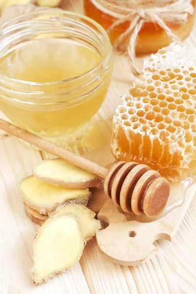 Med v jar s honeycomb a vařečka — Stock fotografie