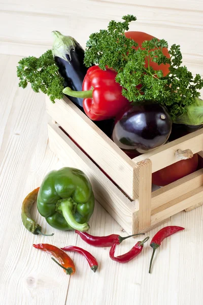 Verduras frescas con hojas en caja — Foto de Stock