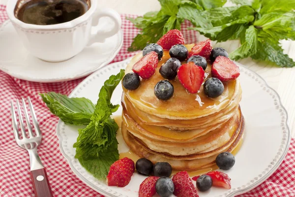 Dessert tallrik med pannkakor, jordgubbar och blåbär — Stockfoto