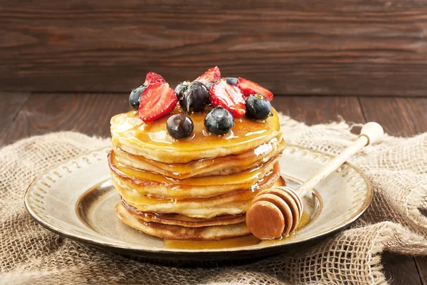 Dessertteller mit Pfannkuchen und frischen Beeren — Stockfoto