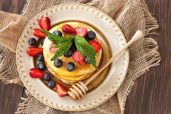 Süteményes tányér palacsinta és a friss bogyós gyümölcsök — Stock Fotó