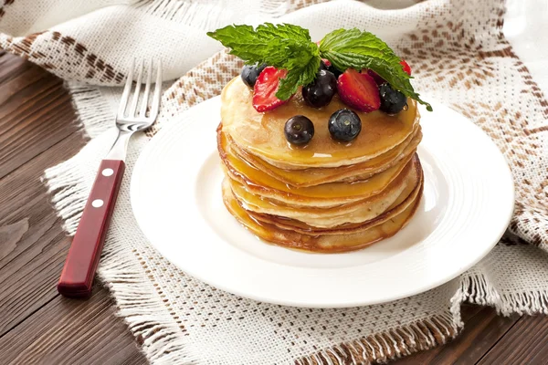 Smakelijke pannenkoeken met vers fruit — Stockfoto