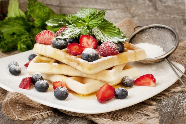 Gofres caseros con fruta fresca —  Fotos de Stock