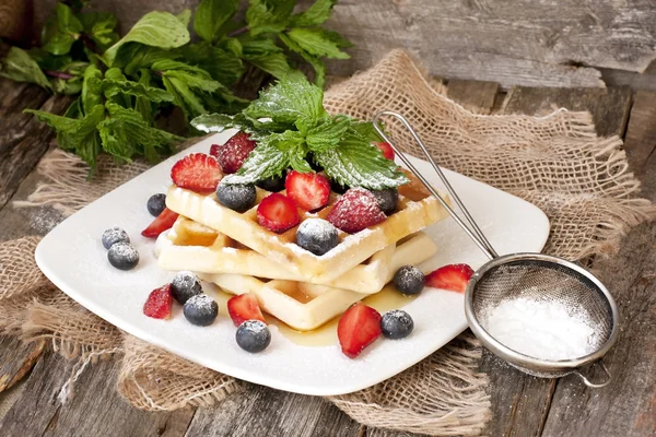 Gofres caseros con fruta fresca —  Fotos de Stock