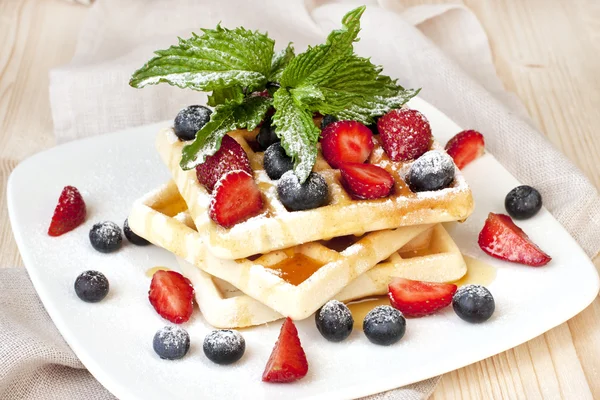 Gofres caseros con fruta fresca —  Fotos de Stock