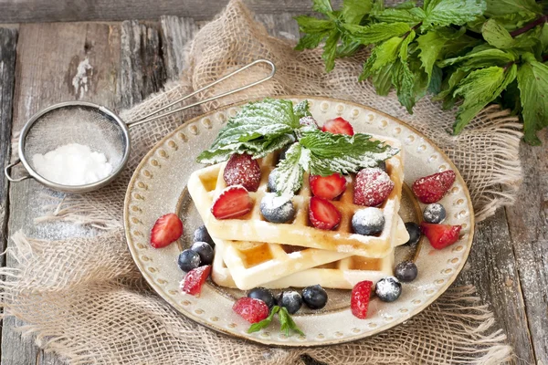 Gofres caseros con fruta fresca —  Fotos de Stock