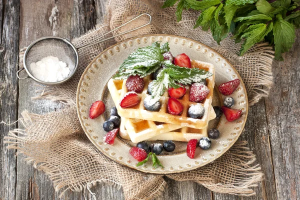 Gofres caseros con fruta fresca —  Fotos de Stock