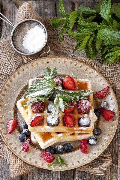 Gofres caseros con fruta fresca —  Fotos de Stock