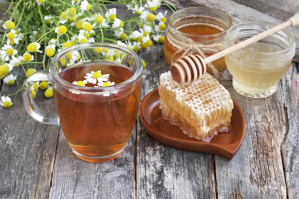 Madu, camomile dan teh di latar belakang kayu — Stok Foto