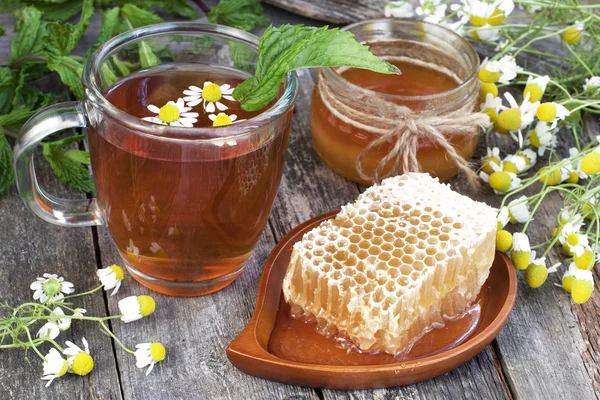 Madu, camomile dan teh di latar belakang kayu — Stok Foto