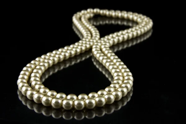 Bianco collana di perle su sfondo nero — Foto Stock