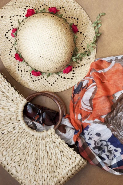 Bolsa de praia de verão e chapéu de palha — Fotografia de Stock