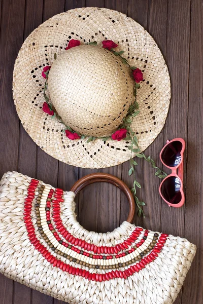 Bolsa de praia de verão e chapéu de palha — Fotografia de Stock