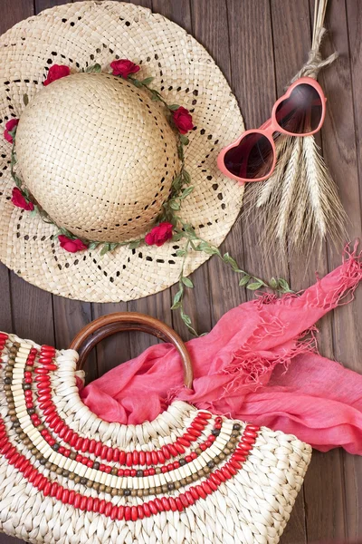 Artículos de playa con sombrero de paja, chal y gafas de sol sobre fondo de madera — Foto de Stock