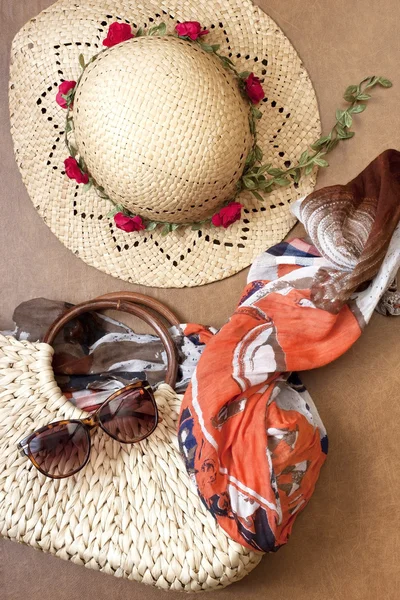 Пляжные принадлежности с соломенной шляпой, платком и солнцезащитными очками на деревянном фоне — стоковое фото