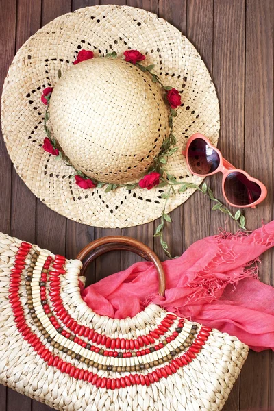 Artículos de playa con sombrero de paja, chal y gafas de sol sobre fondo de madera — Foto de Stock