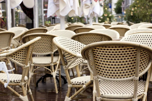 Accogliente caffè con sedie sulla strada — Foto Stock