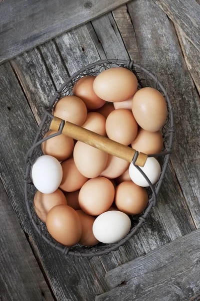 Bruna ägg på träbord — Stockfoto
