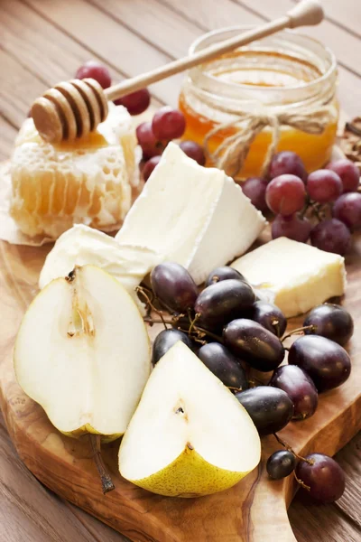 Composition with grape, cheese and honey — Stock Photo, Image