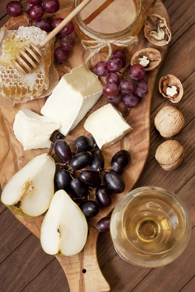 Bicchiere di formaggio, uva e vino — Foto Stock