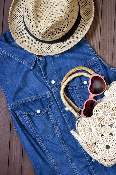 Gafas de sol y sombrero de mimbre en la mesa — Foto de Stock