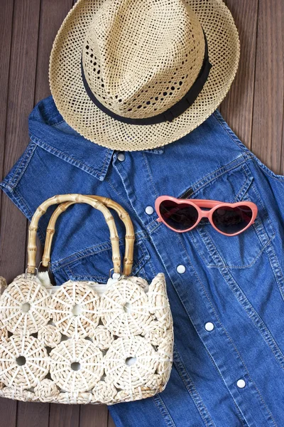 Sac de plage, lunettes de soleil et chapeau sur fond en bois — Photo