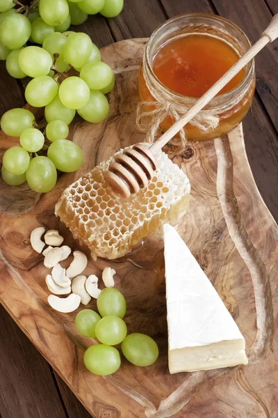 Natura morta con formaggio, uva e miele — Foto Stock