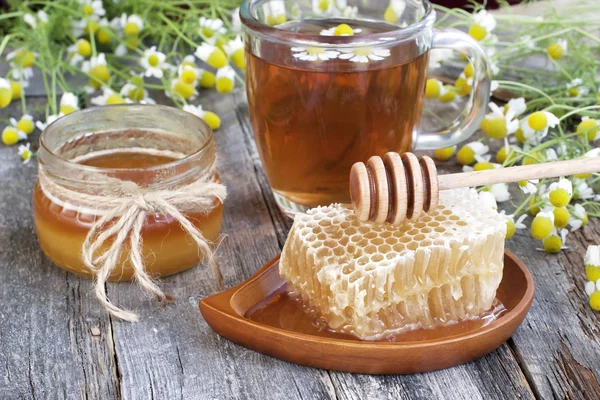 Miel, manzanilla y té sobre fondo de madera —  Fotos de Stock