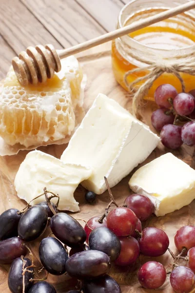 Nature morte avec fromage, raisin et miel — Photo