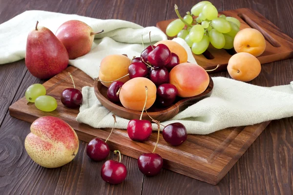 Kleurrijke zomer fruit — Stockfoto