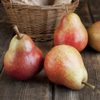 Ahşap arka plan üzerinde tatlı armut