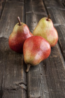 Ahşap arka plan üzerinde tatlı armut
