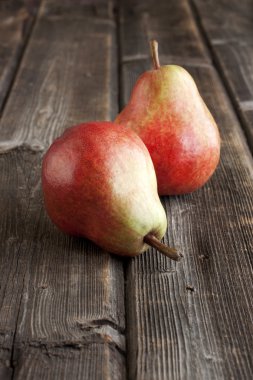 Ahşap arka plan üzerinde tatlı armut