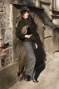 güzel genç kültürlü bir kadın açık dikey