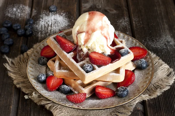 Gofres belgas con helado —  Fotos de Stock