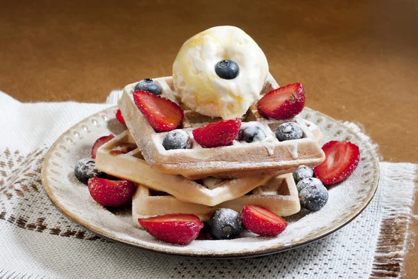 Gofres belgas con helado —  Fotos de Stock