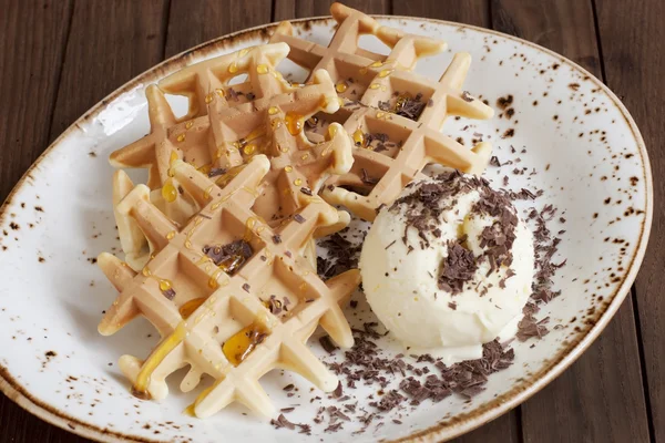 Belgische wafels met consumptie-ijs — Stockfoto