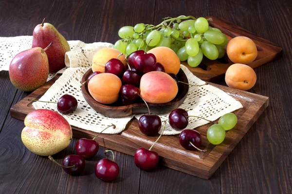 Samenstelling met smakelijke vruchten — Stockfoto