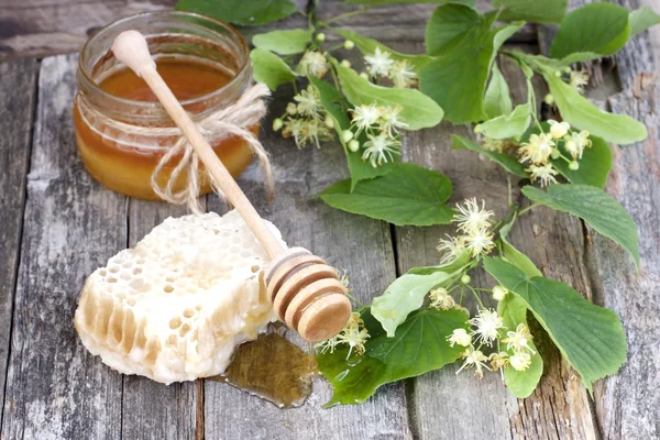 Kaleng kaca penuh madu di atas meja kayu — Stok Foto