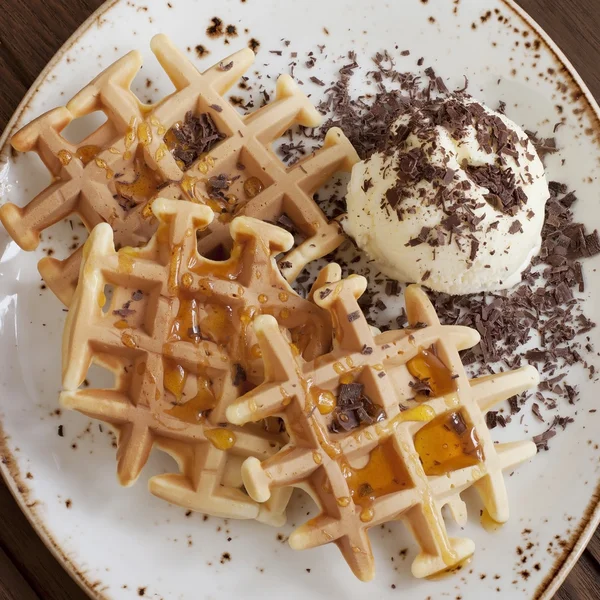 Sorvete e waffle com chocolate — Fotografia de Stock