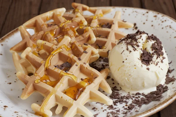 Sorvete e waffle com chocolate — Fotografia de Stock