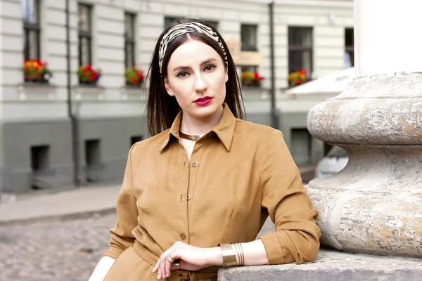 Schöne brünette junge Frau auf der Straße — Stockfoto