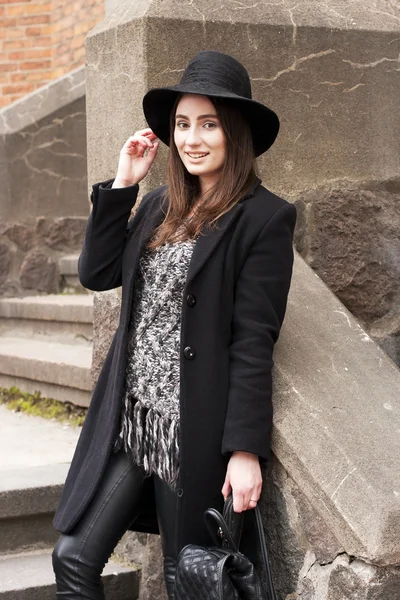 Beautiful young woman  in hat and coat — Stock Photo, Image