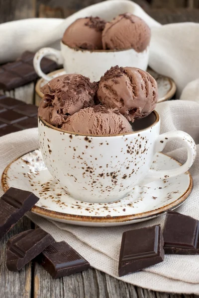 Schokoladeneis in Keramiktasse — Stockfoto